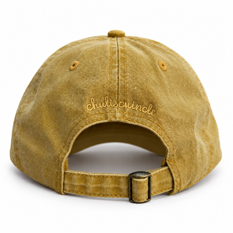 Gorra Favorite Child color mostaza, vista trasera con bordado Chuliscuincle y hebilla