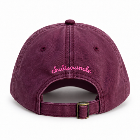 Gorra Superestrella color ciruela, vista trasera con bordado Chuliscuincle y hebilla